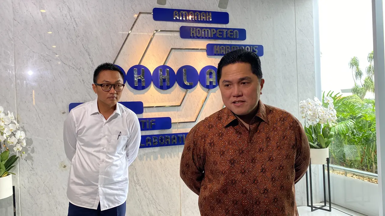 Menteri BUMN Erick Thohir ditemui di Kantor Kementerian BUMN, Selasa (24/12/2024). Erick Thohir buka suara terkait dugaan persekongkolan pengadaan rangkaian kereta cepat Jakarta-Bandung. (Luiputan6.com/Tira)