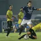 Marc Klok menjadi penentu kemenangan Persib Bandung atas Barito Putera 1-0 pada pekan pertama BRI Liga 1 2021/2022 melalui aksi tendangan bebasnya pada menit ke-85. Gol tersebut menjadi lebih berkesan karena dicetak pada laga debutnya bersama Maung Bandung. (Foto: Bola.com/M. Iqbal Ichsan)