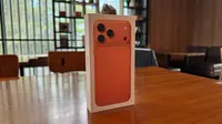 Unboxing iPhone 17 Pro Max Sebelum Rilis di Indonesia, Begini Isi Kotaknya. (Liputan6.com/ Yuslianson)