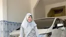 Cantiknya Via Vallen dengan balutan hijab. (Sumber: Instagram/@viavallen)