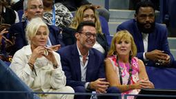 Hugh Jackman (tengah) menonton pertandingan tenis antara Serena Williams melawan Danka Kovinic pada putaran pertama kejuaraan tenis US Open 2022 di New York, Amerika Serikat, 29 Agustus 2022. (AP Photo/John Minchillo)