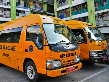 Fasilitas bus sekolah gratis kini telah ada di Rusun Muara Kapuk, Jakarta, Jumat (22/4/2016). Sebanyak 2 unit mobil akan beroperasi setiap hari untuk memudahkan anak sekolah yang tinggal di Rusun Muara Kapuk. (Liputan6.com/Yoppy Renato)