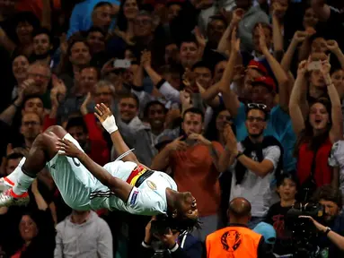 Striker Belgia, Michy Batshuayi, melakukan salto setelah mencetak gol ke gawang Hungaria dalam laga 16 besar Piala Eropa 2016 di Stadium de Toulouse, Toulouse, (26/6/2016). (Reuters/Sergio Perez)
