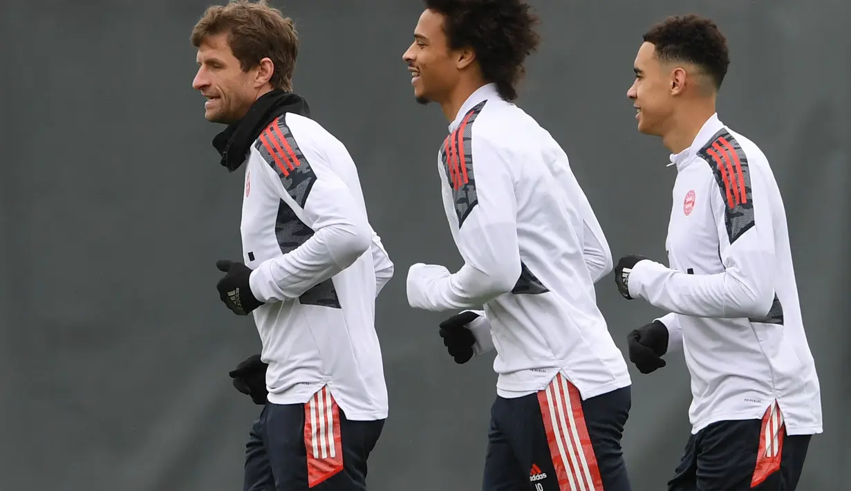 Pemain Bayern Munchen, Thomas Mueller,  Leroy Sane dan Jamal Musala melakukan pemanasan selama sesi latihan di Munich, Jerman, Selasa (5/4/2022). Munchen akan bertanding melawan Villarreal pada leg pertama perempat final Liga Champions di Estadio de la Ceramica, Spanyol. (AFP/Christof Stache)
