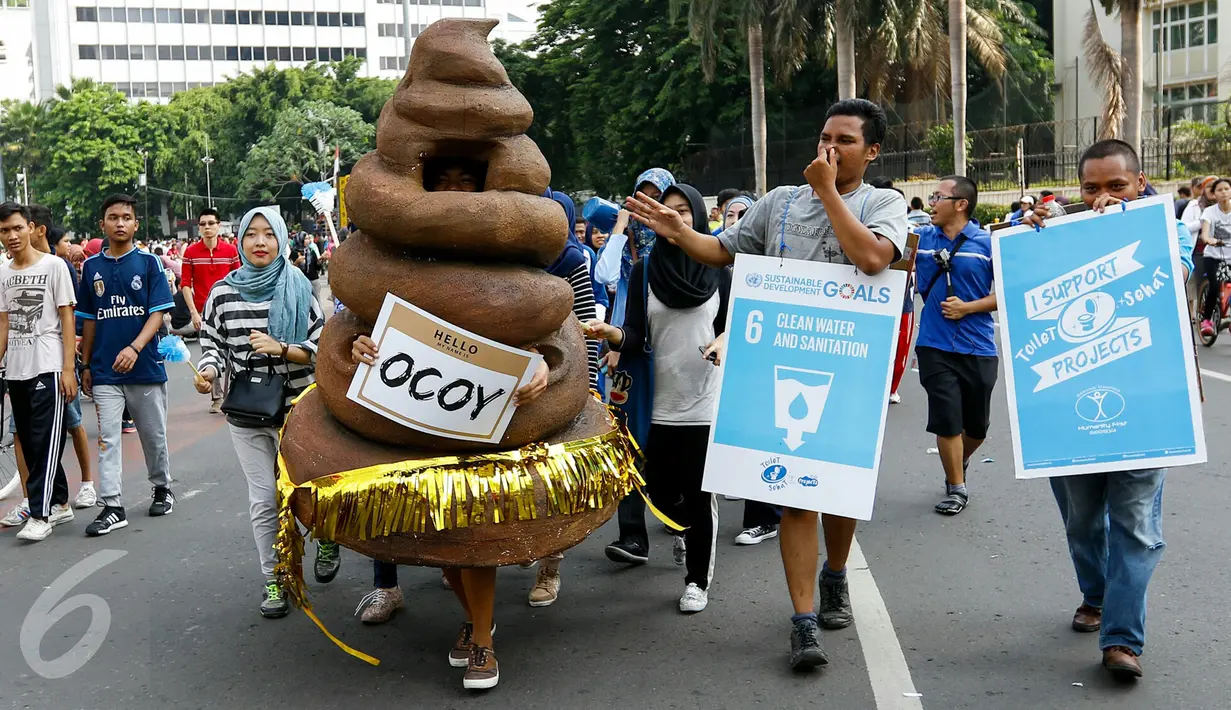 Sebuah maskot berbentuk kotoran ikut memeriahkan acara kampanye 'Toilet Sehat' saat Car Free Day (CFD) di Bundaran HI, Jakarta, Minggu (15/11/2015). (Liputan6.com/Yoppy Renato)