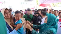 Ketua Tim Penggerak PKK Fima Agustina saat meninjau pelayanan kesehatan balita pada Gerakan Bersama Melayani Rakyat Sehat Maju Sejahtera (Gebyar SMS) yang dilaksanakan di Puskesmas Taluditi, Kabupaten Pohuwato. Foto: Diskominfotik.