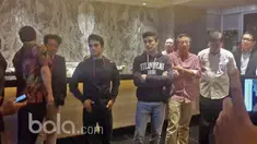 Dua punggawa Honda Racing Team, Marc Marquez (tengah) dan Dani Pedrosa (3kiri) tiba di Jakarta setelah menjalani sesi latihan bebas di Sirkuit Sepang, Kamis (2/1/2017). (Bola.com/Darojatun) 