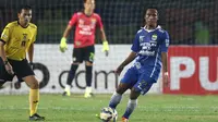 Pemain Persib, Hariono, saat bertanding melawan Pusamania Borneo FC dalam laga leg kedua perempatfinal Piala Presiden 2015 di Stadion Si Jalak Harupat, Bandung, Sabtu (26/9/2015). (Bola.com/Arief Bagus)