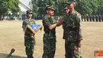 Citizen6, Surabaya: Dankodikdukum memberikan ucapan selamat atas keberhasilan siswa dalam menyelesaikan pendidikan dasar Kemiliteran di Puslatdiksarmil yang dilanjutkan dengan pengambilan sumpah. (Pengirim: Penkobangdikal)