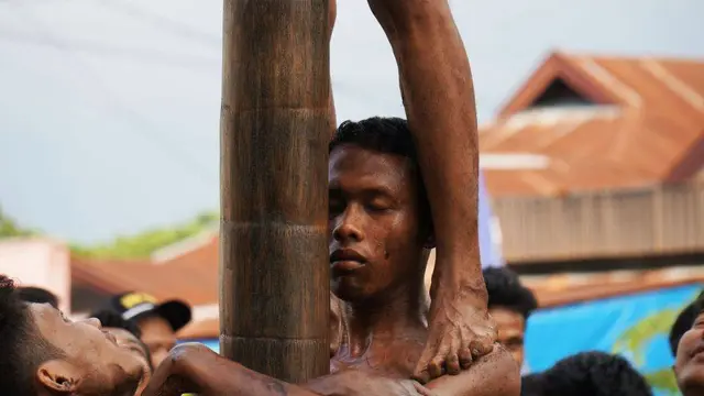 10 Potret Ekspresi Orang Ikut Lomba Panjat Pinang Ini Bikin Ngakak