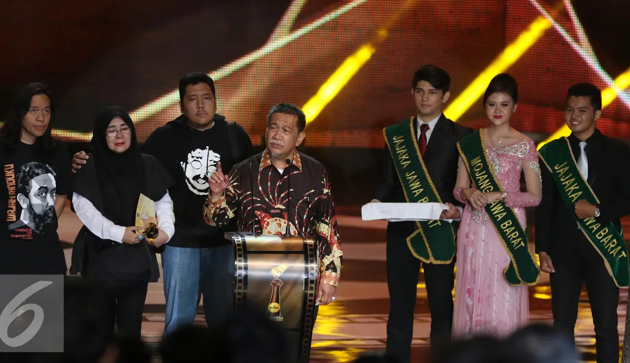 Deddy Mizwar memberikan testimoni untuk Almarhum Didi Petet yang mendapat Lifetime Achievment Award (Penghargaan Capaian Seumur Hidup) dalam Festival Film Bandung ke-28, Jawa Barat, Sabtu (12/9/2015). (Liputan6.com/Herman Zakharia)