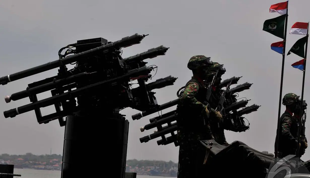 Alutsista super canggih siap menjaga keutuhan NKRI di perayaan HUT TNI ke-69, Surabaya, Selasa (07/10/2014) (Liputan6.com/Johan Tallo)
