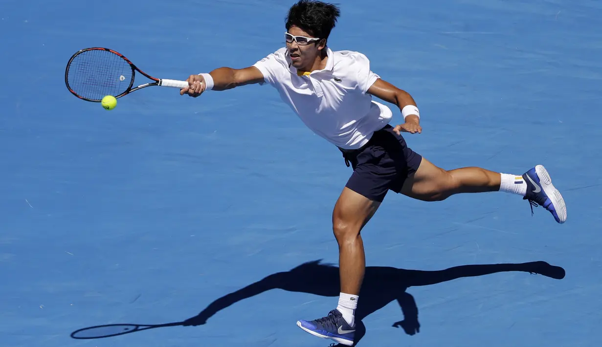Aksi Chung Hyeon mengembalikan bola ke arah lawannya Tennys Sandgren pada perempat final Australia Terbuka 2018 di Melbourne, Australia, (24/1/2018). Chung menang 6-4, 7-6, 6-3. (AP/Dita Alangkara)
