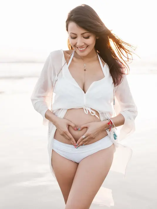 Walaupun sedang hamil 5 bulan, akan tetapi Sharena Gunawan tetap terlihat seksi saat mengenakan bikini. (Foto: instagram.com/mrssharena)