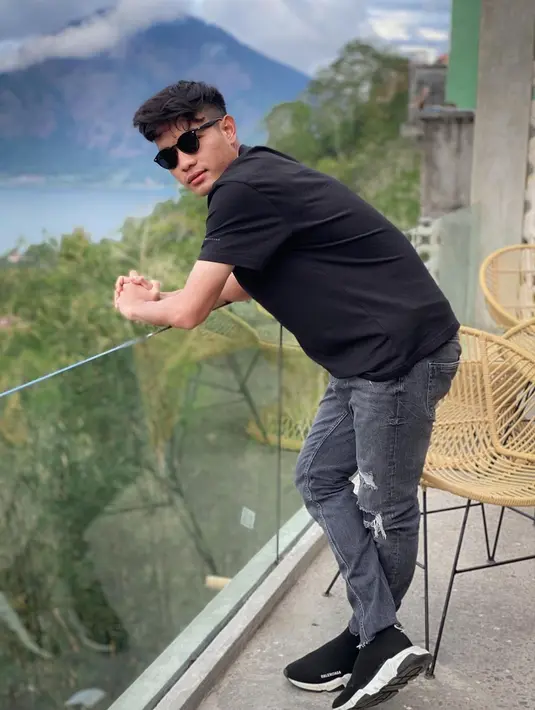 Pakaian warna hitam kerap digunakan oleh pemain HNK Rijeka ini saat sedang hangout. Gaya OOTD yang simpel ini justru malah membuat Brylian terlihat keren. Wajar saja jika ia disebut salah satu pemain U19 bergaya keren oleh para suporter Garuda Muda. (Liputan6.com/IG/@brylianaldamaa)