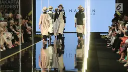 Model membawakan busana rancangan Medina Zein saat Jakarta Modest Fashion Week di Gandaria City, Jakarta, Minggu (29/7). (Liputan6.com/Herman Zakharia)