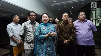 Wakil Ketua Dewan Pakar Partai Golkar, Siti Hediati Hariyadi (tengah) usai melakukan pertemuan dengan Ketua GMPG A Doli Kurnia di Jakarta, Jumat (11/8). Usai pertemuan, keduanya meminta Setya Novanto mundur dari jabatan. (Liputan6.com/Helmi Fithriansyah)