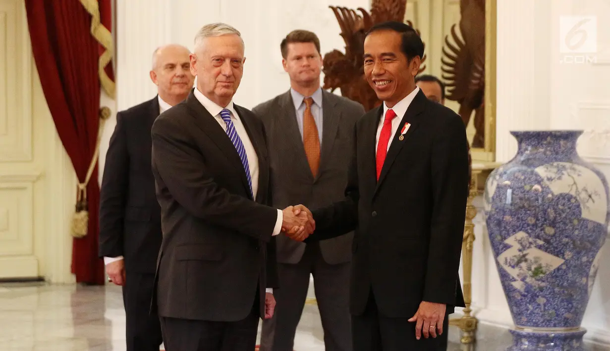 Presiden Jokowi berjabat tangan dengan Menteri Pertahanan Amerika Serikat (AS) James Mattis di Istana Merdeka, Jakarta, Selasa (23/1). Kunjungan tersebut untuk membahas hubungan bilateral dan keamanan antara Indonesia dan AS. (Liputan6.com/Angga Yuniar)