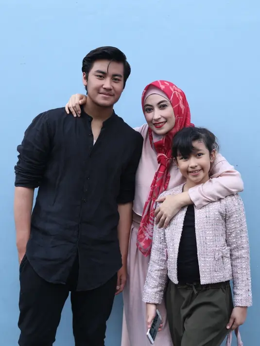 Annisa Trihapsari sangat mensyukuri perkembangan anaknya. Seperti diketahui anak Annisa dengan Adjie Pangestu memiliki anak Aqueeni Aziz Djorghi yang usianya 18 tahun. Sedangkan dengan Sultan telah 10 tahun. (Nurwahyunan/Bintang.com)