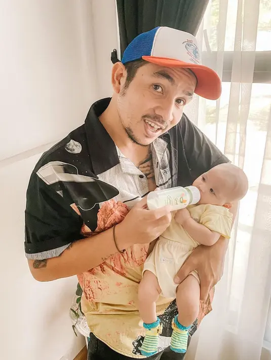 "Kadang buat gendong Summer gw masih agak kaku..," ujar Ricky Komo. (Foto: instagram.com/komorick)