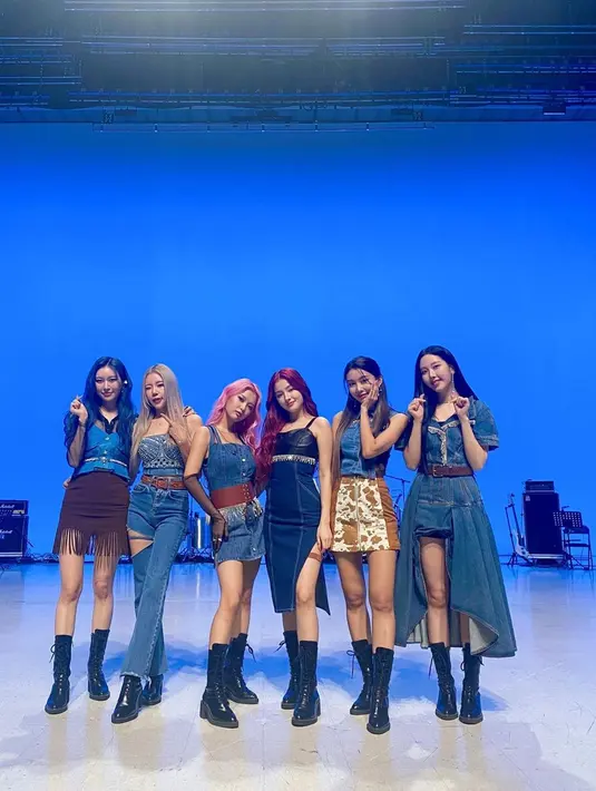 Lagu terakhir MOMOLAND 'Yummy Yummy Love' juga berhasil mencuri perhatian para penggemar dan K-popers. Kini, Hyebin, Jane, Nayun, JooE, Ahin, dan Nancy pun masih belum diketahui dengan pasti mengenai karier keenam member usai meninggalkan MLD Entertainment. (Liputan6.com/IG/@momoland_official)