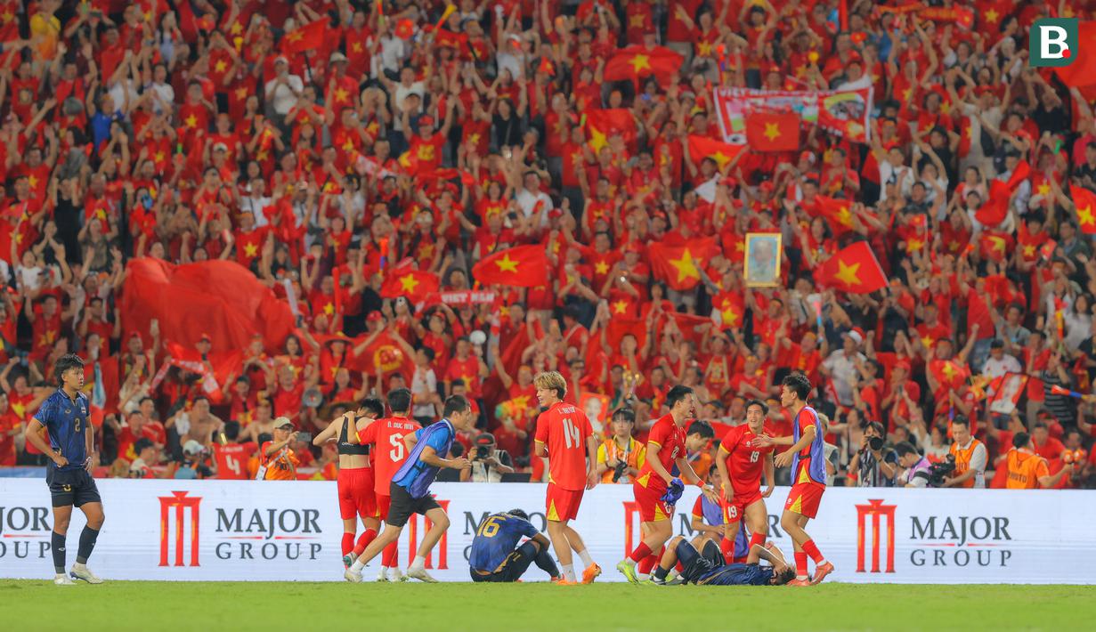 Seleberasi seluruh pemain Timnas Vietnam U-22 usai berhasil mengalahkan tuan rumah Thailand pada final cabang olahraga sepak bola putra SEA Games 2025 yang berlangsung di Stadion Rajamangala, Bangkok, Thailand, Kamis (18/12/2025). (Bola.com/Bagaskara Lazuardi)