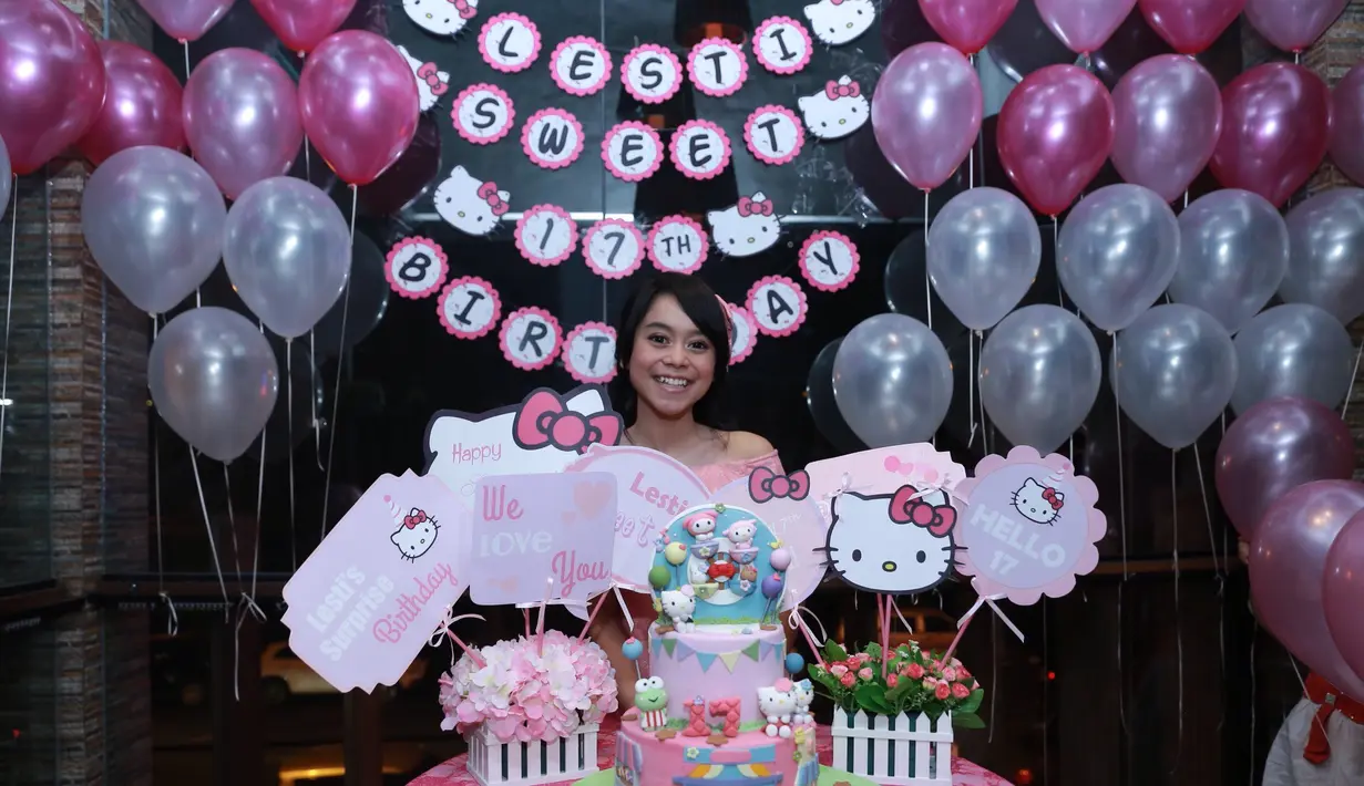 Pendangdut jebolan D'Academy Indosiar, Lesti Andryani merayakan ulang tahunnya yang ke-17. Lesti yang ulang tahunnya jatuh tanggal 4 Agustus diundur sehari kemudian. (Galih W. Satria/Bintang.com)