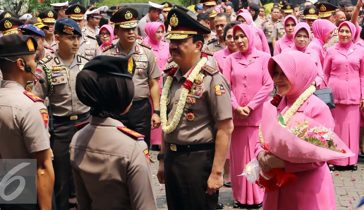 Kepala BIN Jendral Budi Gunawan bersama istrinya Susilawati Rahayu saat mengikuti tradisi penghantaran di Auditorium PTIK, Jakarta, Rabu (14/9). Posisi Budi Gunawan sebagai Wakapolri digantikan oleh Komjen Syafruddin. (Liputan6.com/Helmi Afandi)