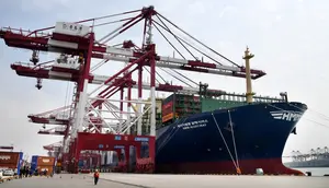 Foto dari udara pada 26 April 2020, HMM Algeciras berlabuh di Pelabuhan Qingdao di Qingdao, Provinsi Shandong, China. Kapal kontainer terbesar di dunia dengan kapasitas 24.000 unit ekuivalen dua puluh kaki itu memulai pelayaran perdananya dari Pelabuhan Qingdao pada Minggu (26/4). (Xinhua/Li Ziheng)