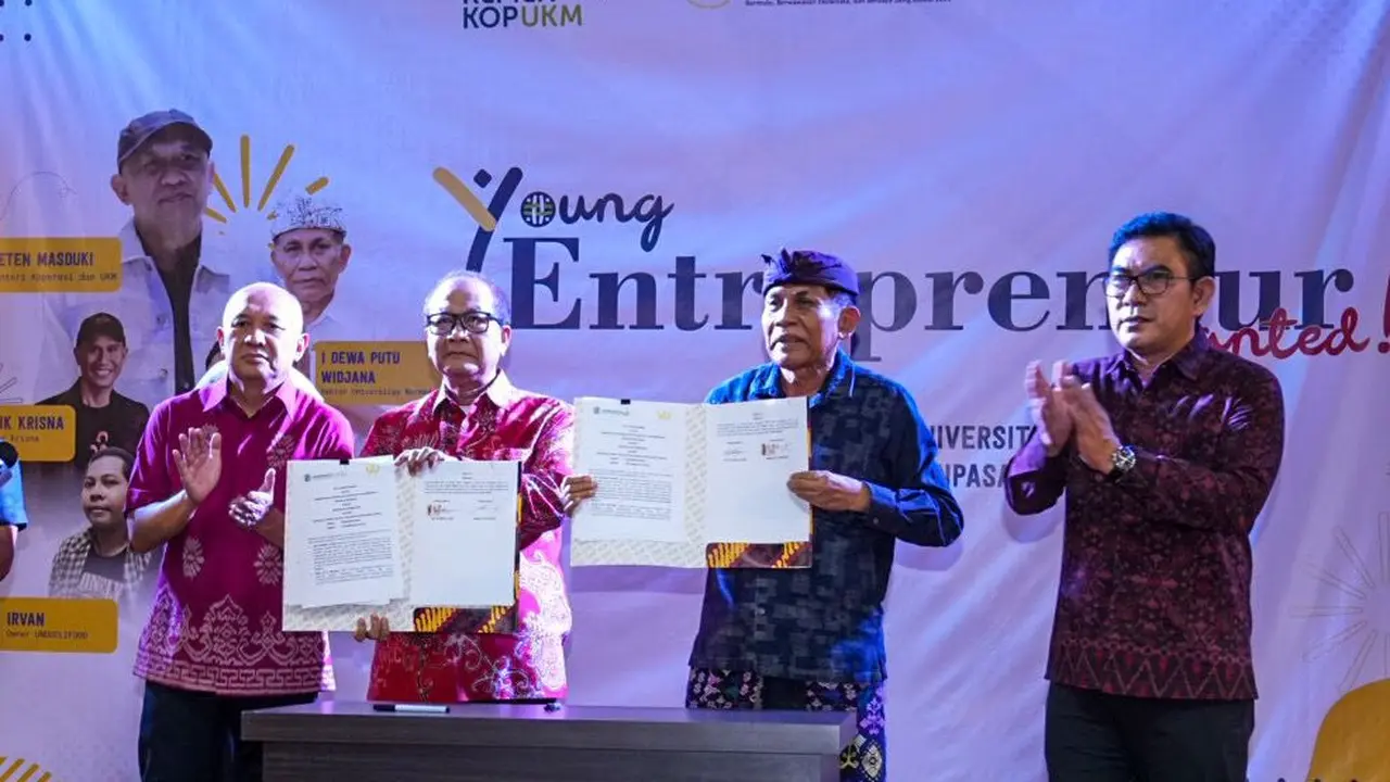 Menteri Koperasi dan UKM (MenKopUKM) Teten Masduki melakukan penandatanganan MOU dengan Universitas Warmadewa