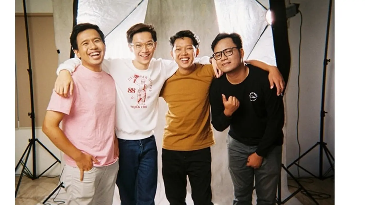 6 Potret Joshua Suherman dan Pemain Yowis Ben, Kompak Banget