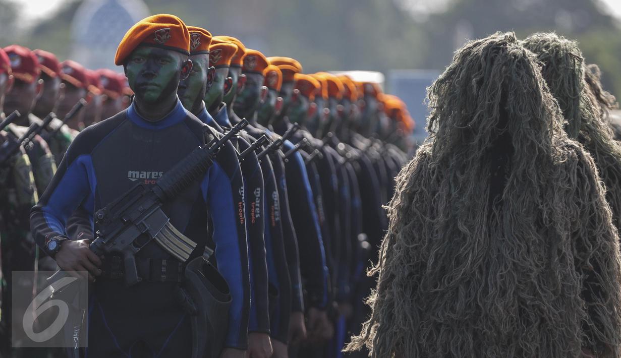 Pasukan berbaris bersiap mengikuti upacara peringatan Hari Ulang Tahun (HUT) ke-71 di Taxi Way Skuadron Udara Bandara Halim Perdanakusuma, Jakarta, Minggu (9/4). (Liputan6.com/Faizal Fanani)