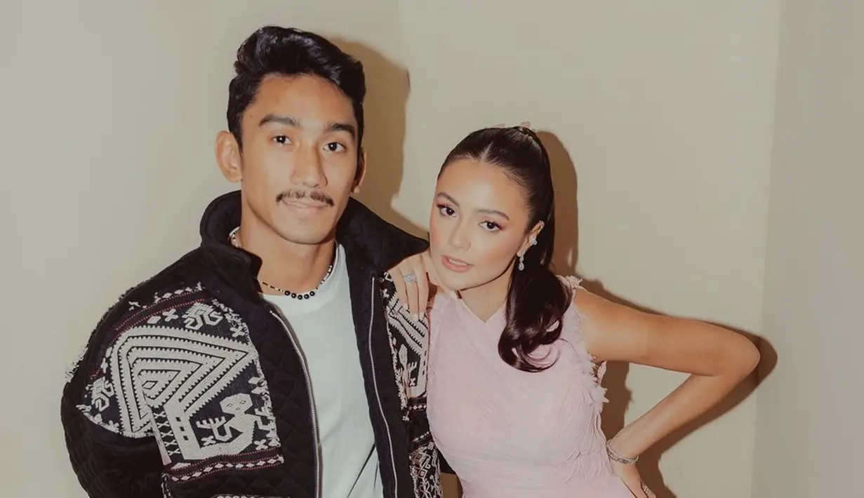 Gala premiere film Bukannya Aku Tidak Mau Nikah digelar pada Senin (8/5/2023). Dalam acara tersebut, Amanda tampil cantik dengan outfit serba merah muda, sementara Daffa Wardhana gagah dengan outfit warna hitam putih. Baru 2 tahun terjun ke industri hiburan, dukungan untuk aktor berusia 25 tahun ini ramai dibubuhkan di kolom komentar unggahannya. (Liputan6.com/IG/@amandarawles)