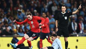 Gelandang Timnas Inggris, James Garner, saat berhadapan dengan Uruguay adalam laga persahabatan di Wembley. (Henry NICHOLLS / AFP)