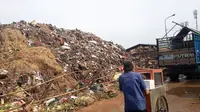 Penampakan Terkini Gunung Sampah di Pasar Induk Kramat, Tinggi 6 Meter Tak Surut Meski Sudah 4 Hari