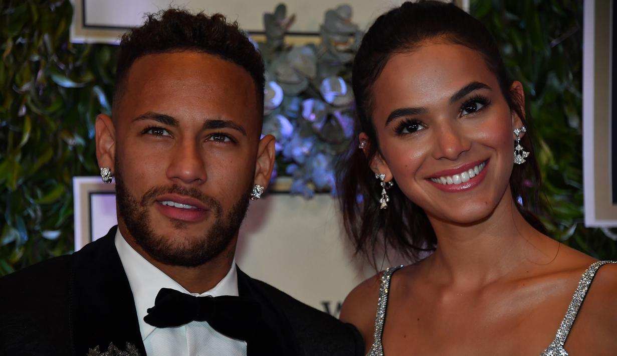 Pemain PSG, Neymar, didampingi sang kekasih, Bruna Marquezine, saat menghadiri acara amal untuk Institut Neymar Jr di Sao Paulo, Brasil, Kamis (19/7/2018). Bintang asal Brasil itu tampak menawan dengan balutan jas. (AFP/Nelson Almeida)