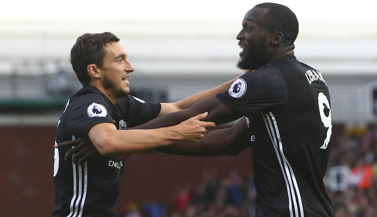 2. Romelu Lukaku kembali berhasil membuktikan diri sebagai mesin gol baru Manchester United dengan membobol gawang Stoke City. Bomber asal Belgia itu kini memimpin klasemen top scorer Premier League dengan empat gol. (AFP/Geoff Caddick)