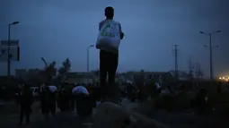 Pagi hari 9 Juni 2025, warga Gaza ramai-ramai menuju lokasi distribusi bantuan kemanusiaan di kamp Bureij, Jalur Gaza Tengah, yang berbulan-bulan diblokade Israel. (Eyad BABA/AFP)