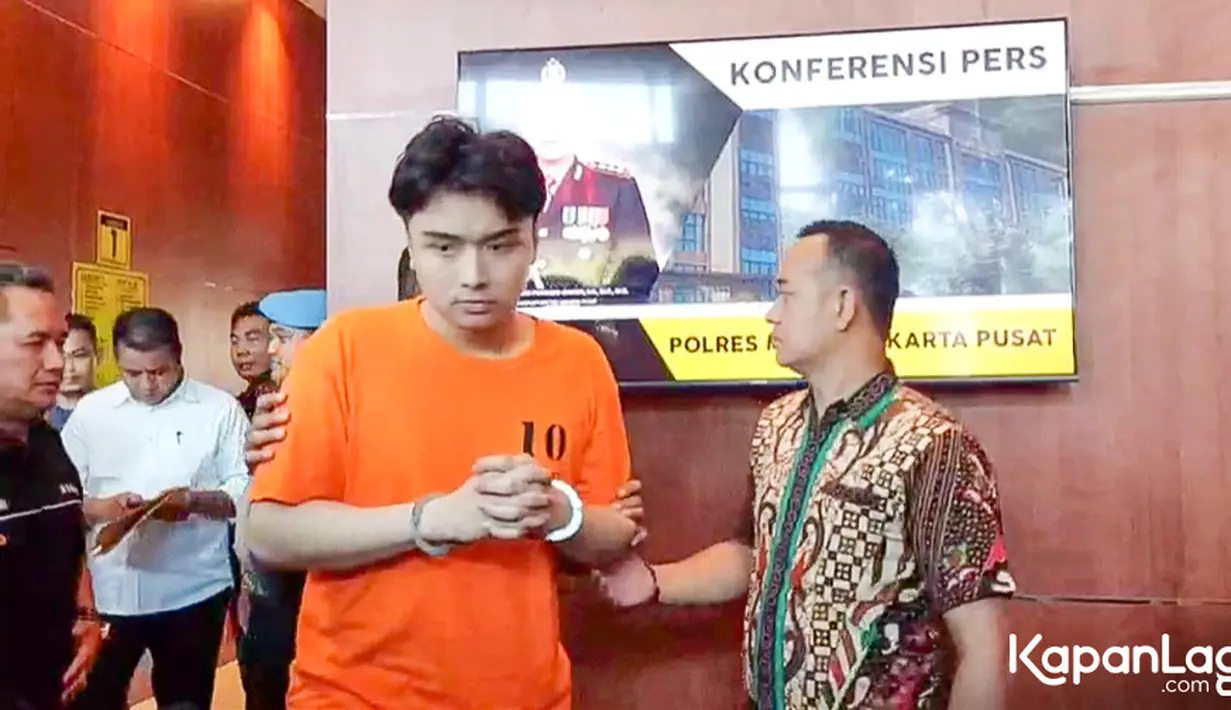 Leon Dozan ditangkap satuan Polres Jakarta Pusat di rumahnya kawasan Cirendeu, Jakarta Selatan, Kamis (16/11) malam. Setelah menjalani pemeriksaan, Jumat (17/11) Leon telah ditetapkan sebagai tersangka dugaan penganiayaan. [Foto: KapanLagi.com/Muhammad Akrom Sukarya]