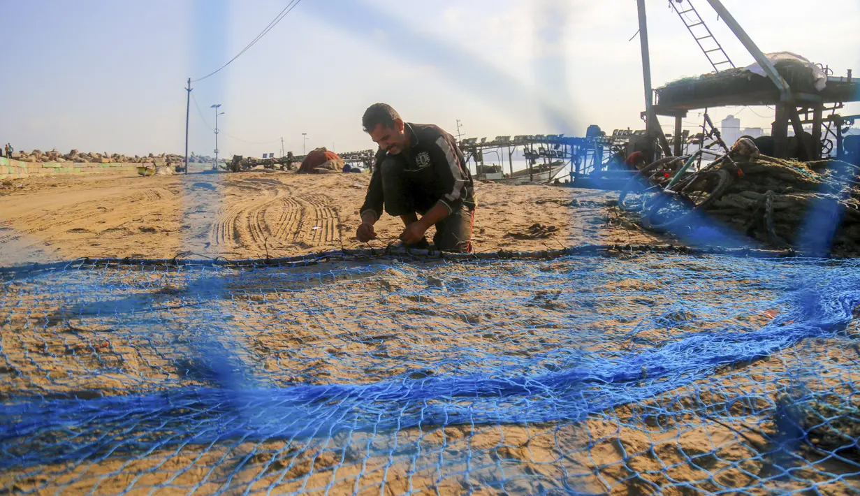 Seorang nelayan bekerja di sebuah pelabuhan Gaza City, 13 Agustus 2020. Otoritas Israel pada 12 Agustus 2020 waktu setempat mengumumkan larangan pengiriman bahan bakar ke Gaza dan mempersempit zona penangkapan ikan nelayan Gaza dari 15 menjadi delapan mil laut. (Xinhua/Rizek Abdeljawad)