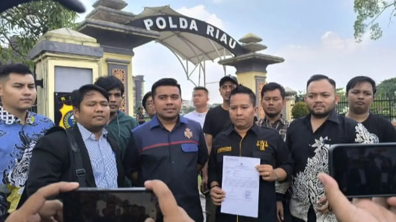 Mantan karyawan perusahaan didampingi kuasa hukum melapor ke Polda Riau terkait penahanan ijazah.