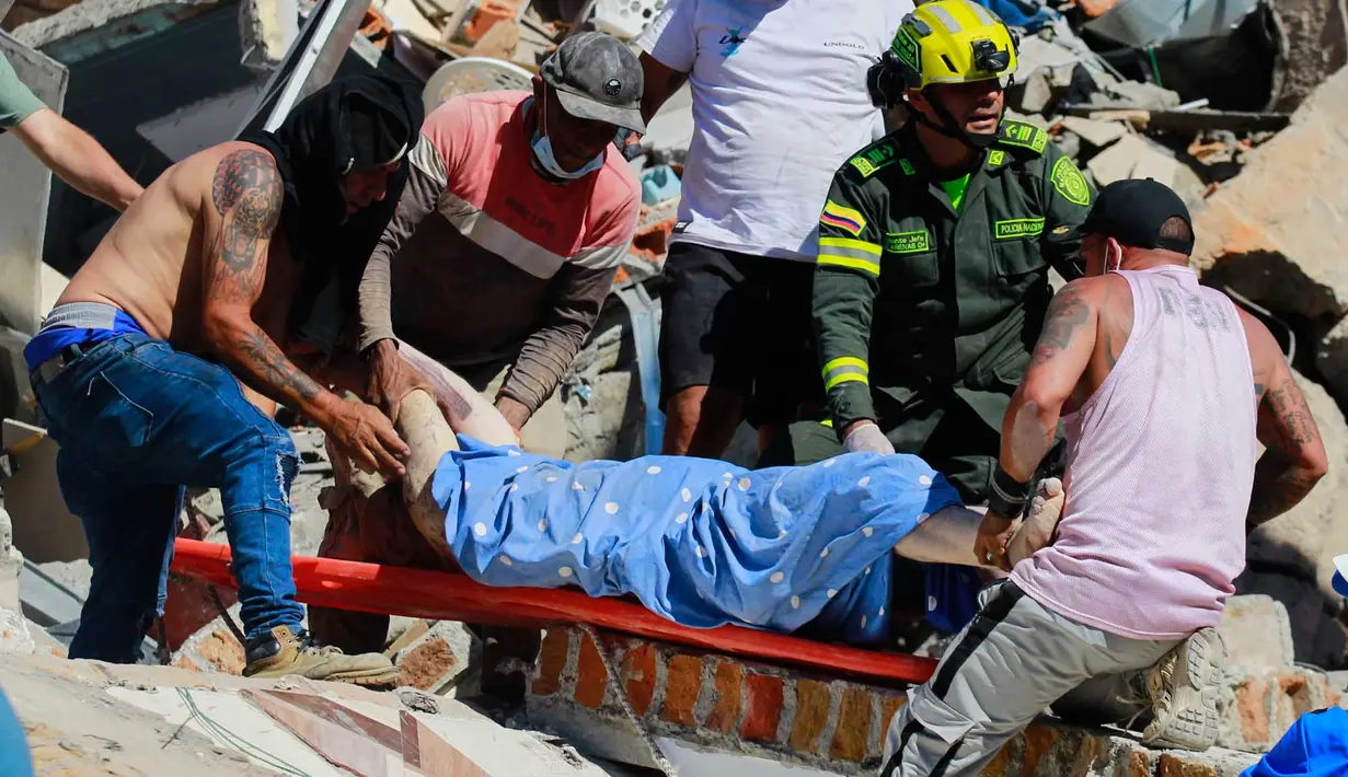 Warga dan polisi membawa seorang korban selamat yang ditarik dari reruntuhan setelah gempa bumi melanda Pereira, Kolombia, Senin, 10 Agustus 2026. (Foto AP/Miguel Angel Lopez)