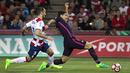 Striker Barcelona, Luis Suarez, berusaha melewati bek Granada, Gaston Silva. Meskipun pada pertandingan tersebut Blaugrana tampil tanpa Messi, namun tetap bermain menyerang. (EPA/Pepe Torres)
