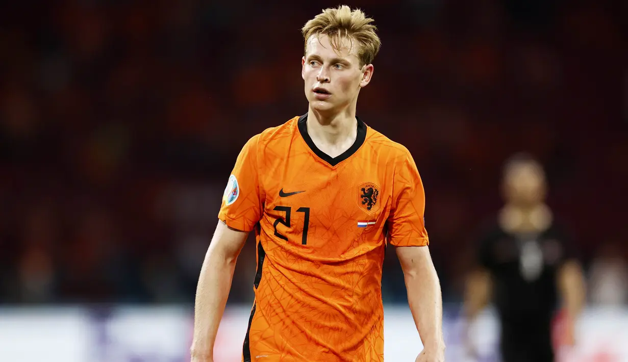 Frenkie de Jong - Gelandang Barcelona ini pengatur irama permainan dan juga serangan timnas Belanda. Namun langkah Tim Oranje harus terhenti oleh Republik Ceko usai takluk dengan skor 2-0. (Dean Mouhtaropoulous/Pool via AP)