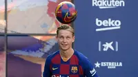 Gelandang baru Barcelona, Frenkie de Jong berusaha mengontrol bola saat pengenalan dirinya di stadion Camp Nou, Spanyol (5/7/2019). Barcelona memboyong Frenkie de Jong dari Ajax Amsterdam seharga 75 juta euro (Rp1,19 triliun). (AFP Photo/Lluis Gene)