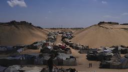 Sejak Jumat, 19 September 2025 waktu setempat, terlihat deretan tenda panjang memenuhi daerah tersebut. (AP Photo/Jehad Alshrafi)