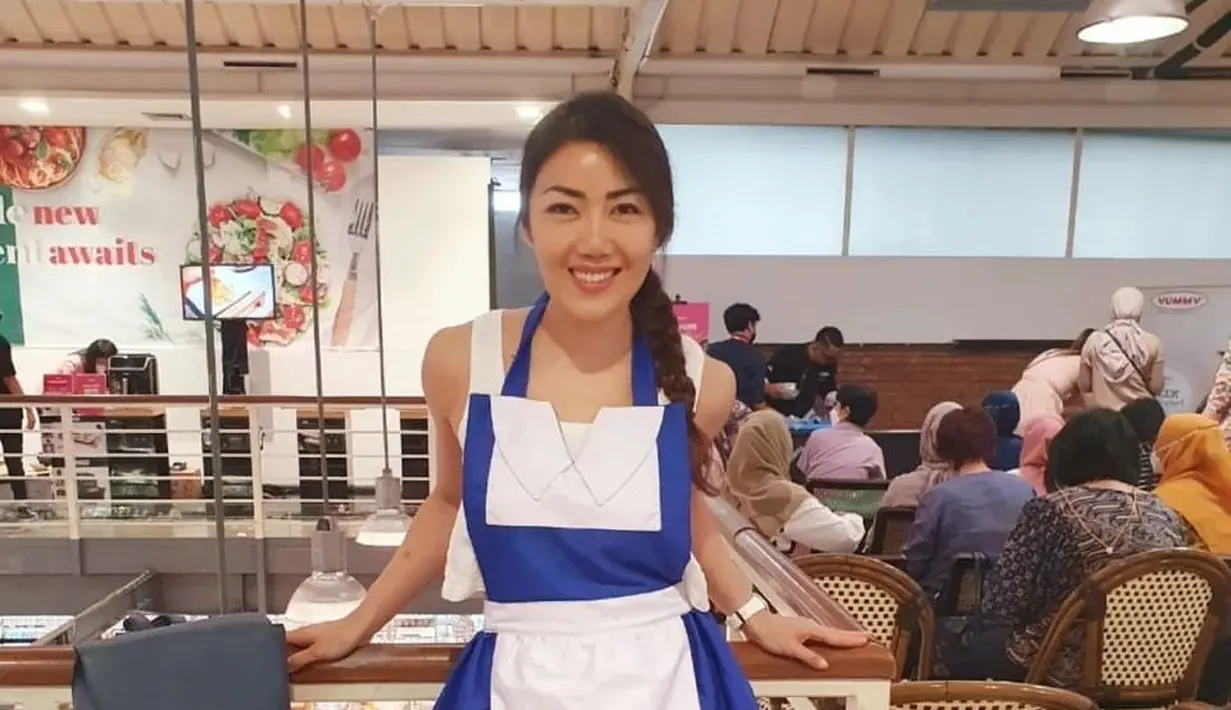 Konsistensi dalam berolahraga membuatnya lebih bugar. Latihan fisik juga berdampak pada mental dan kepercayaan diri. [Instagram @inge_angurah]