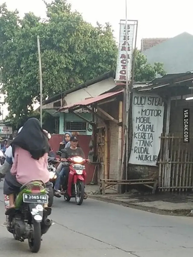 6 Spanduk Promosi Cuci Motor Ini Bikin Geleng Kepala