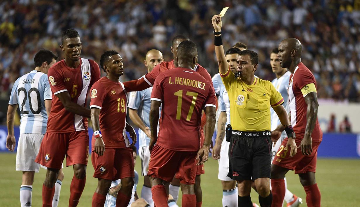 Pemain Panama, Luis Henriquez (17), mendapat kartu kuning setelah melanggar Lionel Messi pada laga Grup D Copa America Centenario 2016, di Stadion Soldier Field, Chicago, Amerika Serikat, Sabtu (11/6/2016). (AFP/Omar Torres)