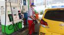Petugas melayani pengendara mobil di SPBU kawasan Jakarta, Senin (27/12/2021). Pemerintah berencana untuk menghapus Bahan Bakar Minyak (BBM) jenis Premium dan Pertalite dari peredaran secara bertahap dalam rangka peralihan penggunaan energi bersih. (Liputan6.com/Angga Yuniar)